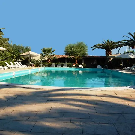 With A Shared Pool Near The Adriatic Sea Hébergement de vacances Barletta